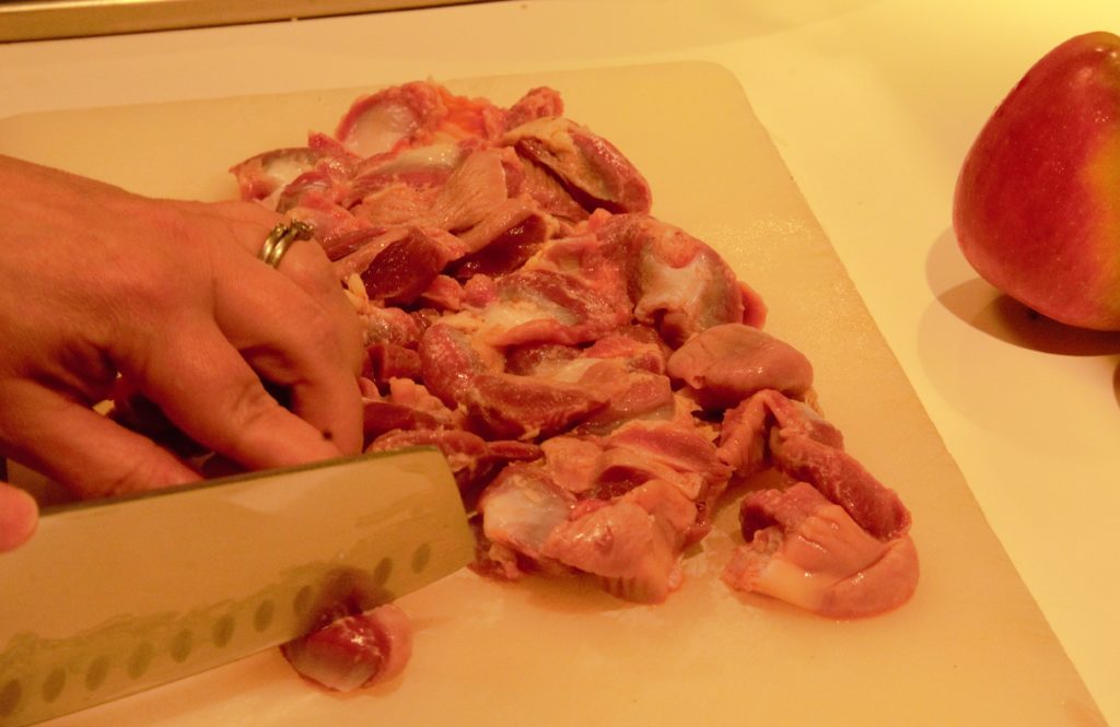 Thái thịt gà nấu thức ăn cho chó Samoyed